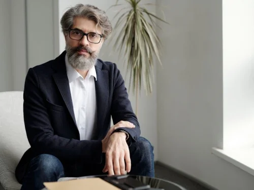 Rüyada Tırnağınız Kesildi: Kim ve Neden?