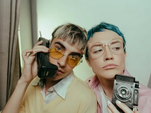 Rüyada Sıkıca Tutulmak: Sevgi mi, Engel mi?