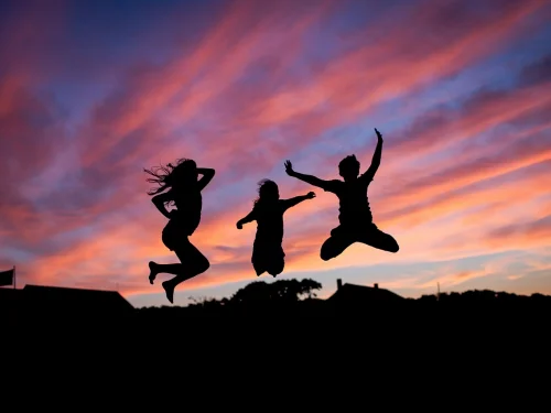 Rüyada Dağdan Düşen Taşlar: Yıkım mı, Yeniden Doğuş mu?