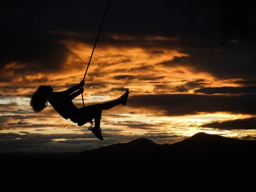 Rüyada Düşüşten Kurtuluş: Gizli Güçlerin İşareti
