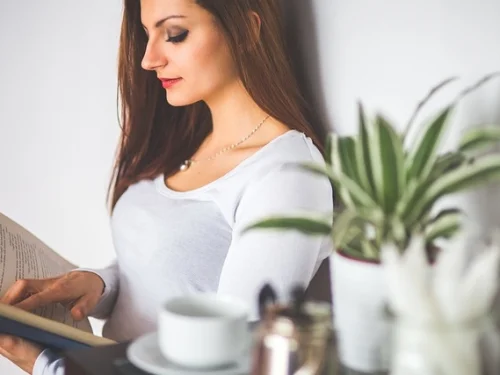 Rüyada Ölü Rakı İçerken Gördünüz: Gizemli Mesajlar