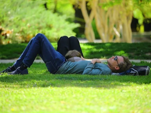 Rüyada Ölünün Yatak Toplaması: Geçmişin Sessiz Düzeni