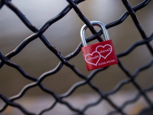 Rüyada Sevdiğin Kişinin Seni Övmesi: Kalbin Yankısı